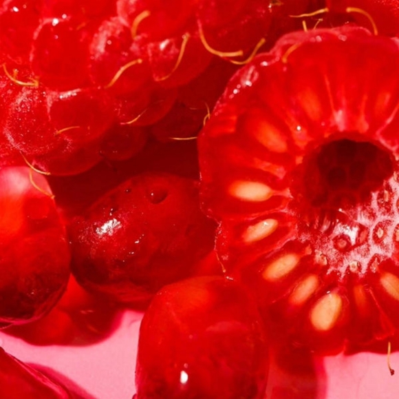 EOS Pomegranate Raspberry Body Lotion - Picture 3 of 5